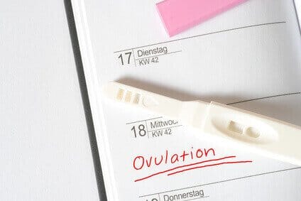 Ovulationstest und Kalender mit Eintragung des Eisprungs